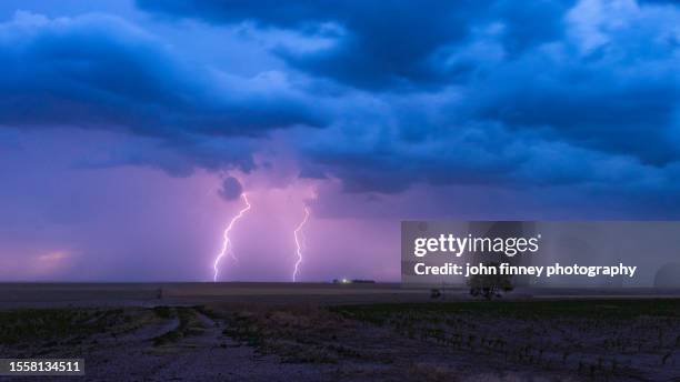 double lightning bolts. texas - country texas lightning - fotografias e filmes do acervo