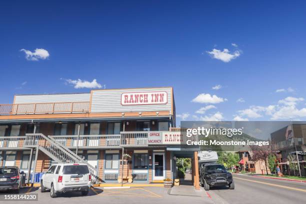 ranch inn motel on east pearle avenue at jackson hole in teton county, wyoming - jackson hole mountain resort stockfoto's en -beelden