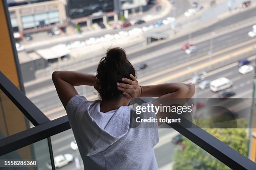 La femme est submergée par le bruit de la ville et se couvre les oreilles avec ses mains La femme est submergée par le bruit de la ville et se couvre les oreilles avec ses mains