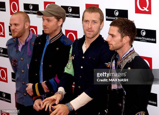 Chris Martin, , lead singer of Coldplay arrives with his band at the Q music awards in London, October 6, 2008. AFP Photo/Max Nash