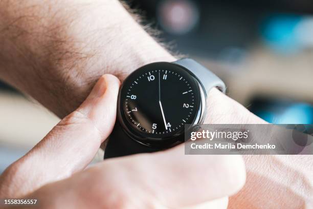 smart watch on male hands - uhr stock-fotos und bilder