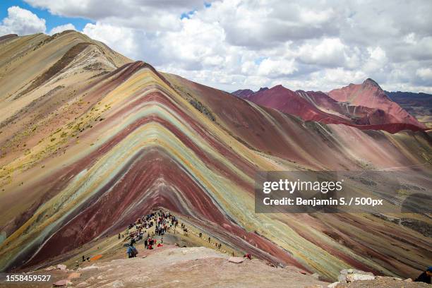 vinicunca the rainbow mointain,cusco,peru - vinicunca fotografías e imágenes de stock