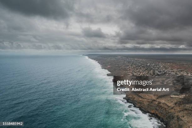high angle perspective of the bunda cliffs on an overcast afternoon, south australia, australia - südaustralien stock-fotos und bilder