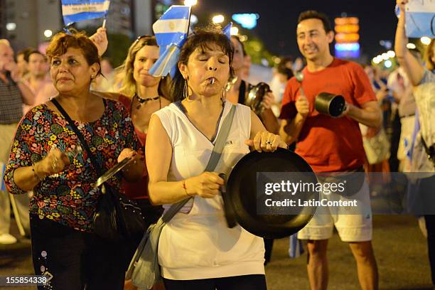 Argentine citizen bash a pot during a protest against the government of Cristina Kirchner at Plaza de Mayo on November 08, 2012 in Buenos Aires,...