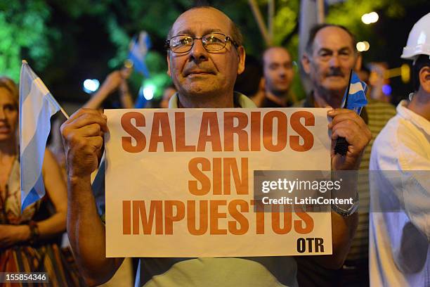 Argentinian citizen holds a poster during a protest against the government of Cristina Kirchner at Plaza de Mayo on November 08, 2012 in Buenos...