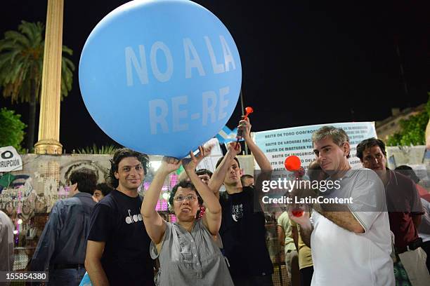 Argentinian citizens march in a protest against the government of Cristina Kirchner at Plaza de Mayo on November 08, 2012 in Buenos Aires, Argentina....