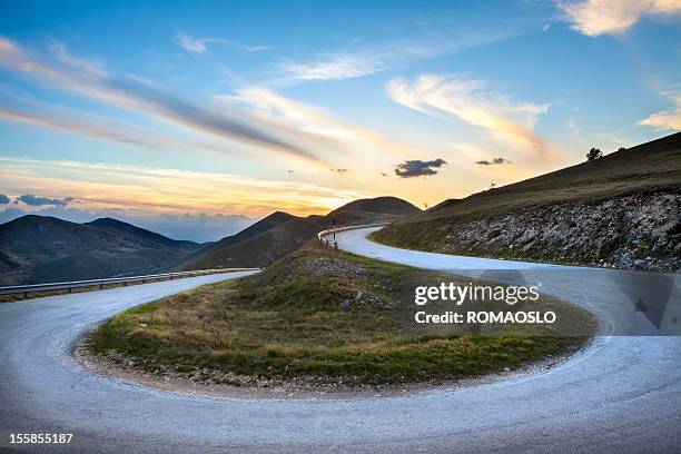 道路のカーブには、イタリアのアブルッツィ campo imperatore - ヘアピン ストックフォトと画像