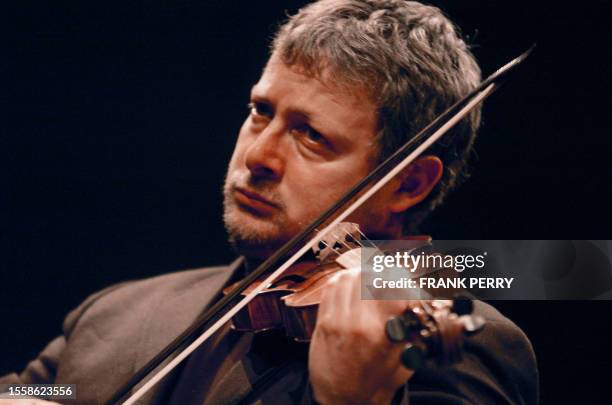 Italian conductor and violinist Fabio Biondi leads his orchestra, "Europa Galante", 27 January 2006 in Nantes, during a rehearsal prior to a concert...