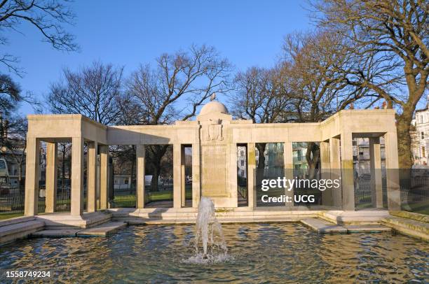 Brighton War Memorial in Old Steine Gardens commemorating the fallen of the First World War. Designed by John W. Simpson in the style of a Roman...