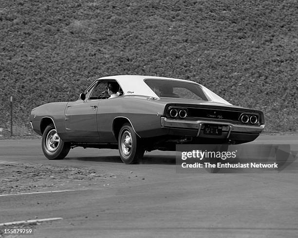 Plymouth Road Runner - Dodge Charger