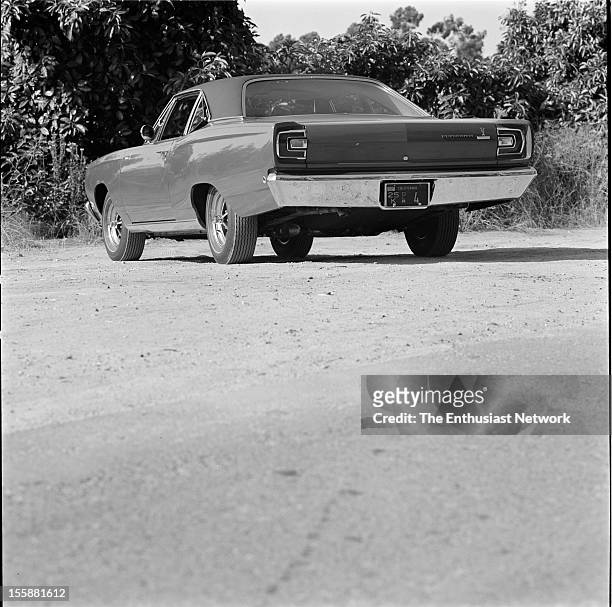 Plymouth Road Runner - Dodge Charger