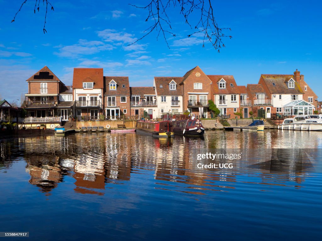 Abingdon marina by the Thames, Spring sunrise