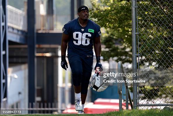 Sam Roberts Rugby New England Patriots defensive lineman Sam Roberts walks to practice ...