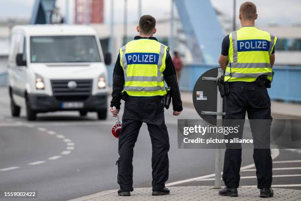 July 2023, Brandenburg, Frankfurt : Two police officers stand at the German-Polish border. More unauthorized entries were registered by the Federal...