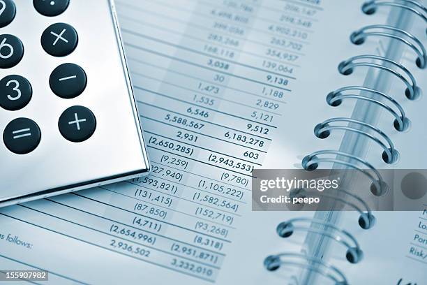 silver calcolatrice sul foglio di dati finanziari - libro mastro foto e immagini stock