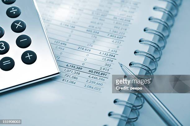 シルバーの見積りとペンをシートの財務データ - 明細 ストックフォトと画像