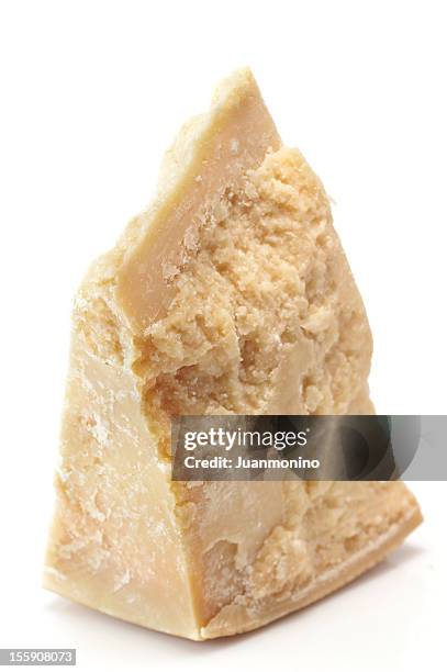 pezzo di formaggio parmigiano italiano - parmigiano foto e immagini stock