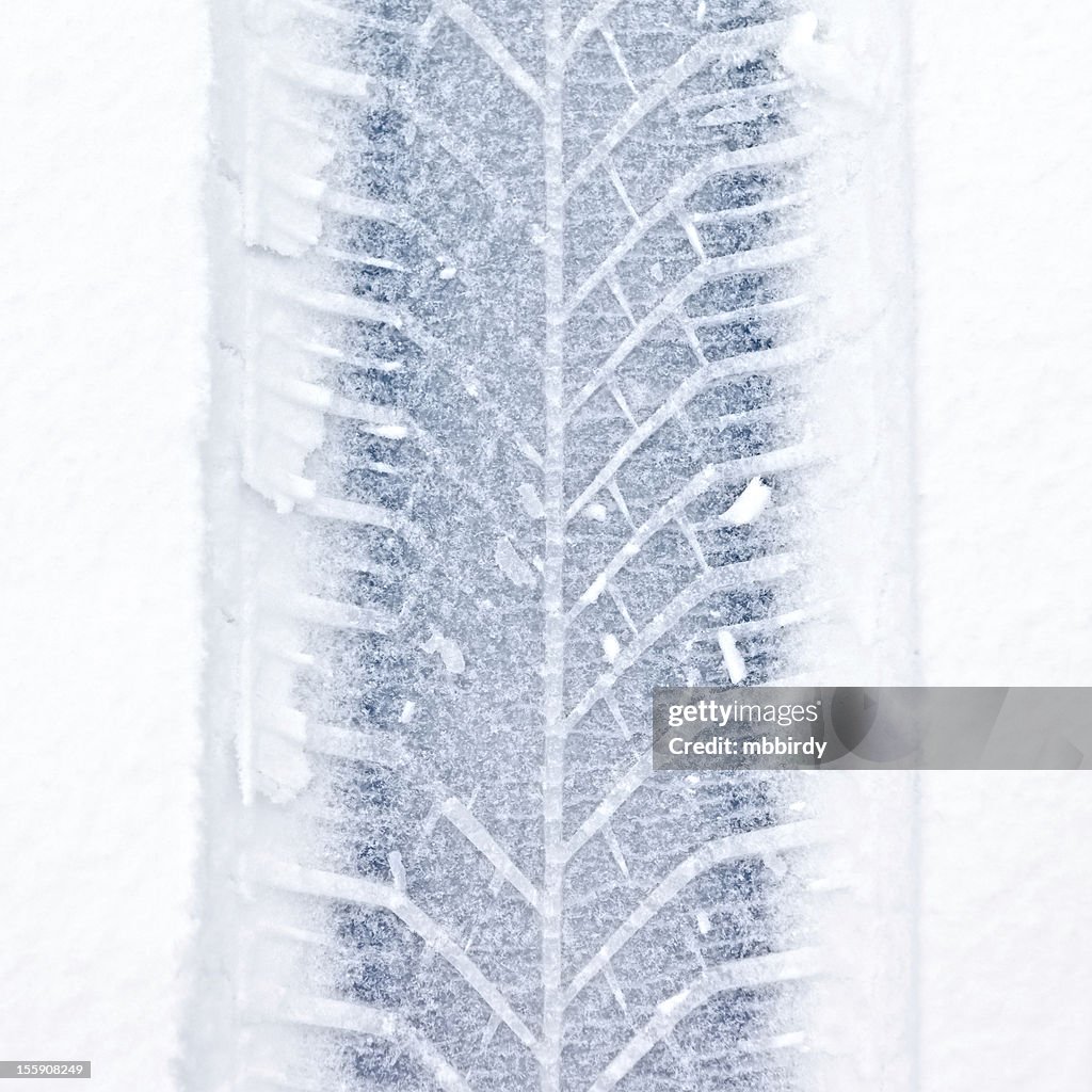 Frischen Reifen track im Schnee