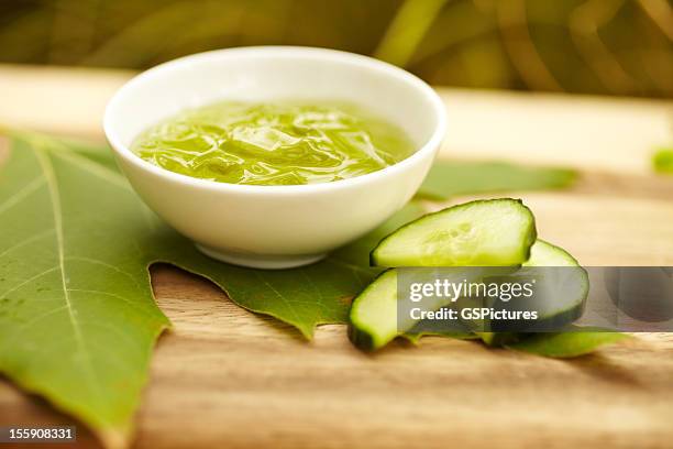 seetang-gesichtsbehandlung-produkte im spa - cucumber leaves stock-fotos und bilder