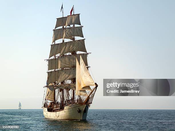 windjammer beim segeln sie an einem sonnigen tag - windjammer stock-fotos und bilder