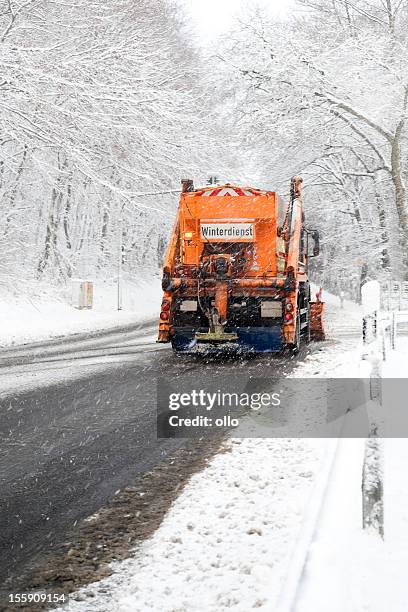 schnee pflug lkw-schlechte straßenbedingungen, starker schneefall - salz streuen stock-fotos und bilder