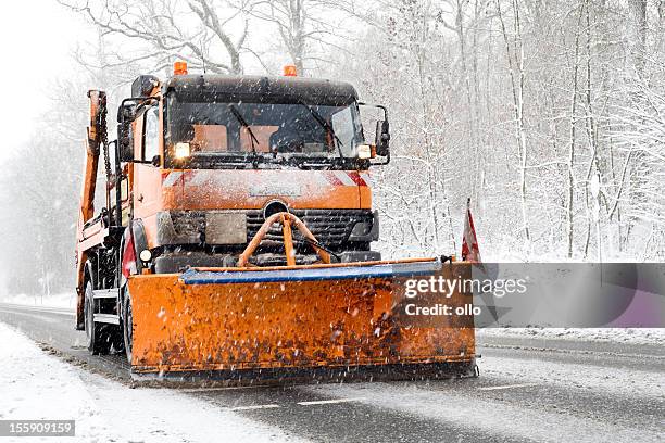 snow plow truck - bad road conditions, heavy snowfall - winterdienst stockfoto's en -beelden