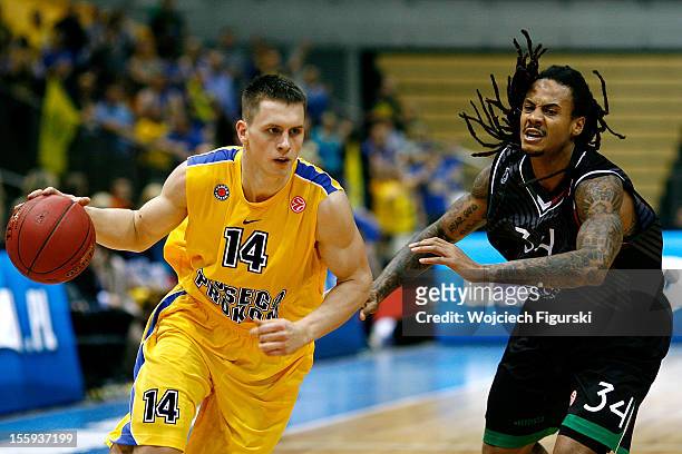 Mateusz Ponitka, #14 of Asseco Prokom Gdynia competes with David Moss, #34 of Montepaschi Siena during the 2012-2013 Turkish Airlines Euroleague...