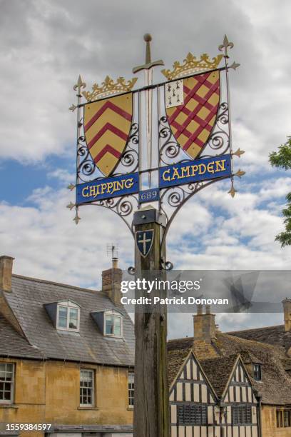 town sign, chipping campden, cotswolds, uk - chipping campden stock pictures, royalty-free photos & images