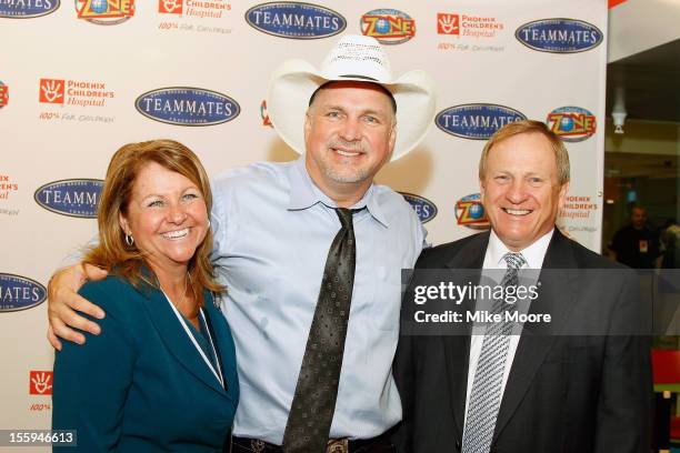 Country music singer Garth Brooks poses with Teresa Boeger Director of Patient and Family Service and Robert L Meyer President and CEO of Phoenix...
