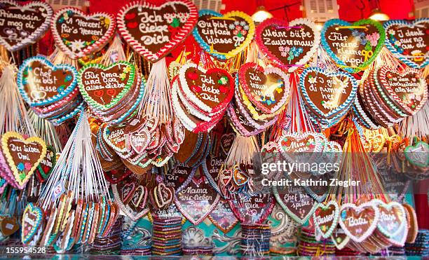 gingerbread hearts at munich beer fest - oktoberfest stock-fotos und bilder