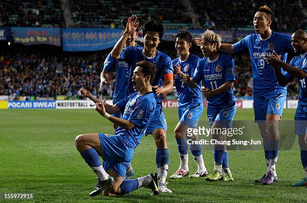 Kim Seung-Yong of Ulsan Hyundai celebrates after score with his team mates during the AFC Champions League final between Ulsan Hyundai and Al Ahli at...