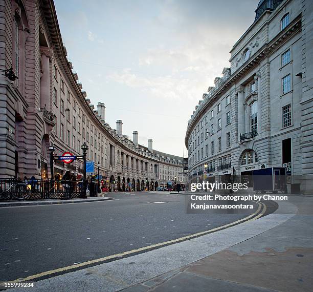 piccadilly circus - london street stockfoto's en -beelden