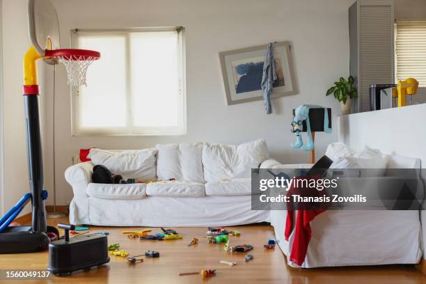 messy living room after a kid party - house after party stockfoto's en -beelden