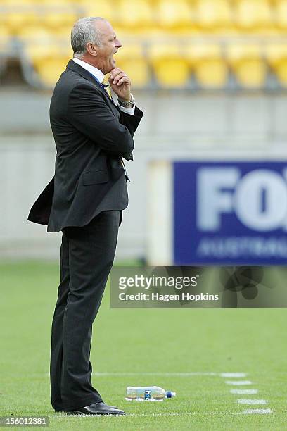 Coach Graham Arnold of the Mariners talks to his team during the round six A-League match between the Wellington Phoenix and the Central Coast...
