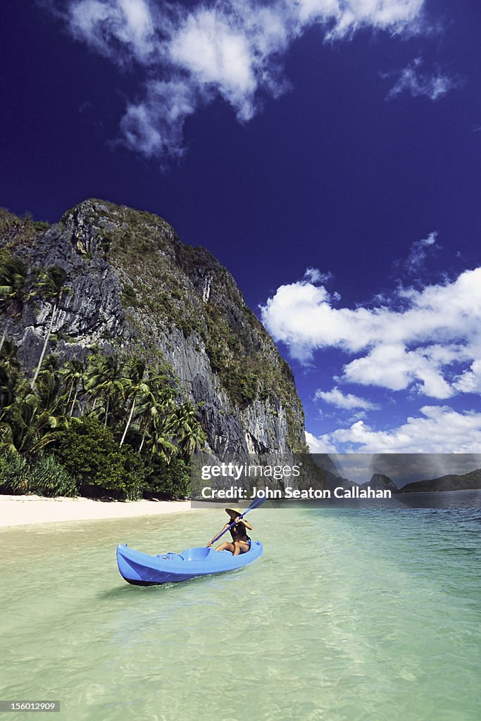 Sea kayaking at Entalua Island.