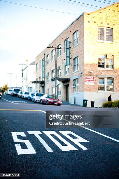 stop sign in auckland side street - straßenmarkierung stock-fotos und bilder