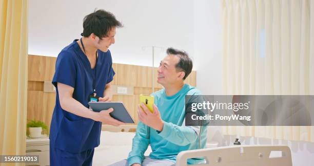 nurse teach patient using mobile - patient satisfaction stock pictures, royalty-free photos & images