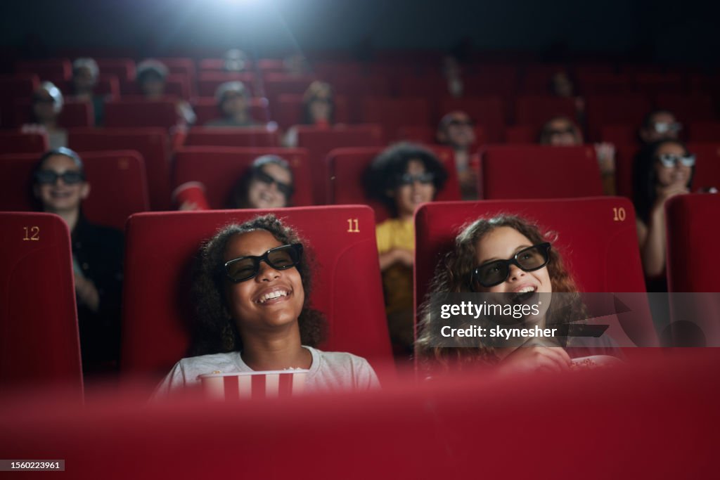 Piccoli amici felici che guardano cartoni animati 3D al cinema.
