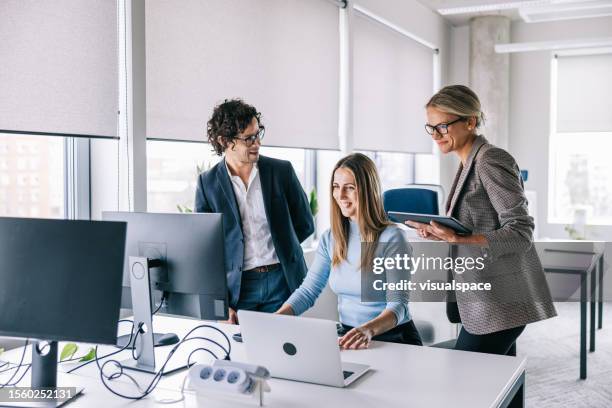 colegas financieros que colaboran juntos en un proyecto - gestor de proyectos fotografías e imágenes de stock