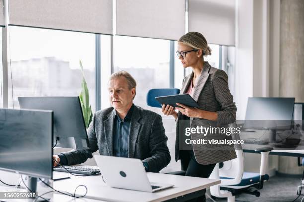 colegas de negocios trabajando juntos en un proyecto - gestor de proyectos fotografías e imágenes de stock