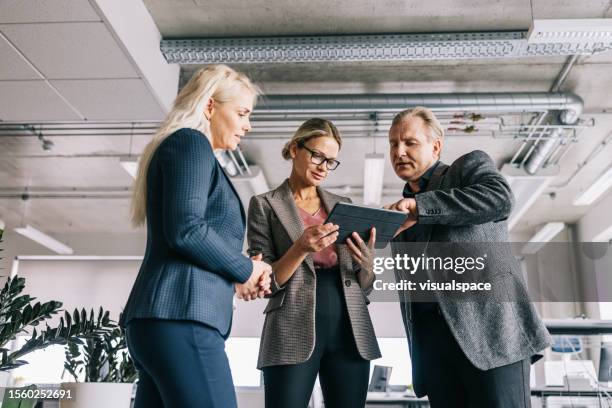 un pequeño grupo de colegas de negocios participaron en una reunión en la oficina - gestor de proyectos fotografías e imágenes de stock