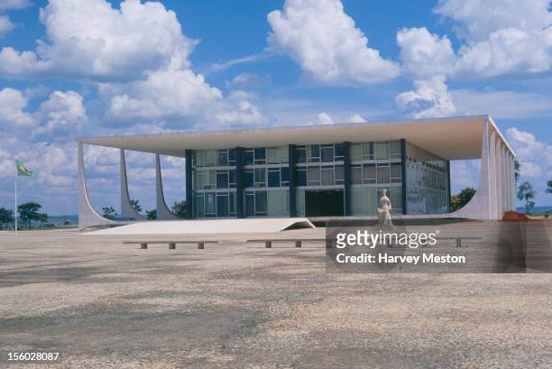 The Supreme Court of Brazil, designed by Brazilian architect Oscar Niemeyer, in the Praca dos Tres Poderes in Brasilia, Brazil, circa 1970. The...