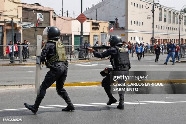 Peruvian Riot Armor 9,495 Carlos Lima Photos & High Res Pictures - Getty Images