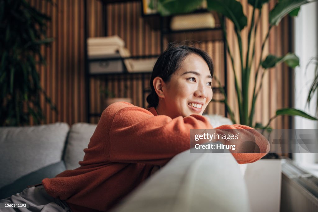 Mujer sentada en casa