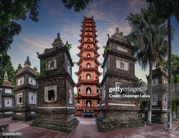 tran quoc pagoda in sunset, hanoi, vietnam - hanoi night stockfoto's en -beelden