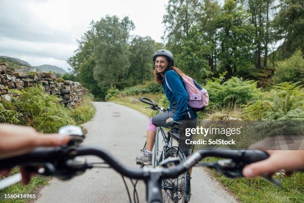 faire du vélo avec vue - tourisme vert photos et images de collection