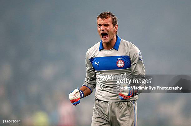 Goalkeeper Roy Carroll of Olympiacos celebrates after his team's third goal is scored by team-mate Kostas Mitroglou, during the Superleague match...