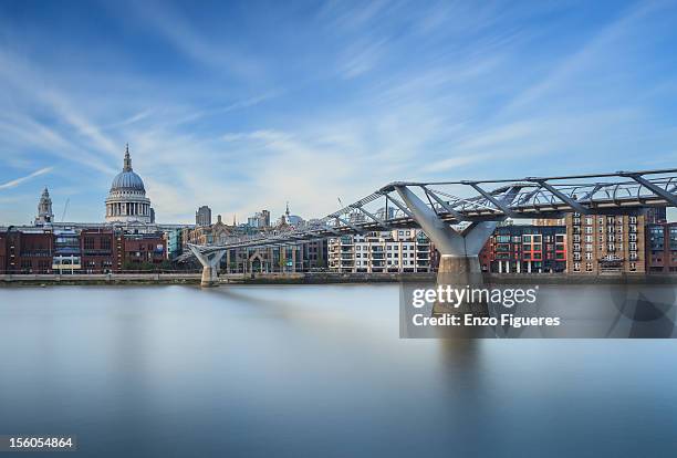 millenium bridge and st paul's cathedral - millennium bridge stockfoto's en -beelden