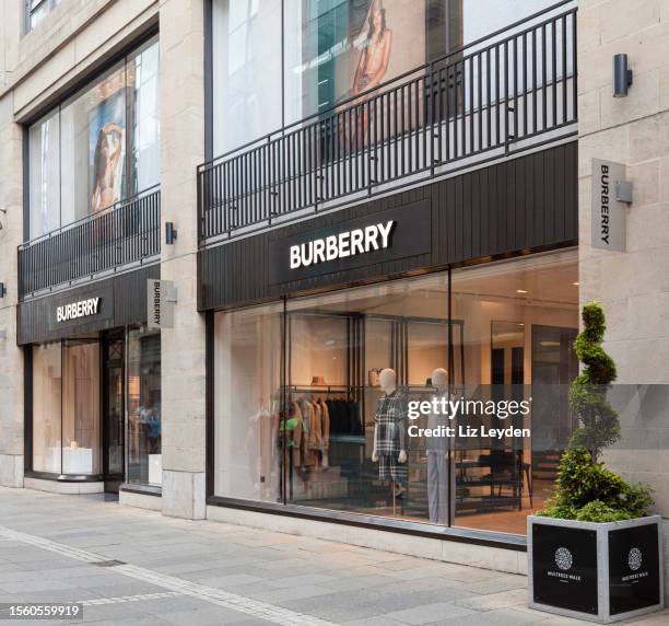 burberry shop, edinburgh, scotland - vestido burberry imagens e fotografias de stock