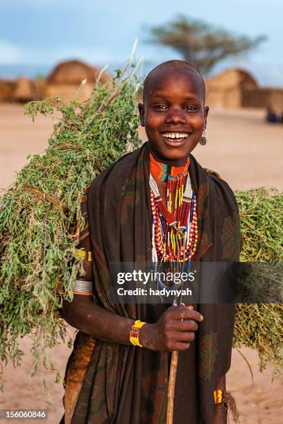 young woman from erbore tribe carrying grass, ethiopia, africa - african tribal culture 個照片及圖片檔